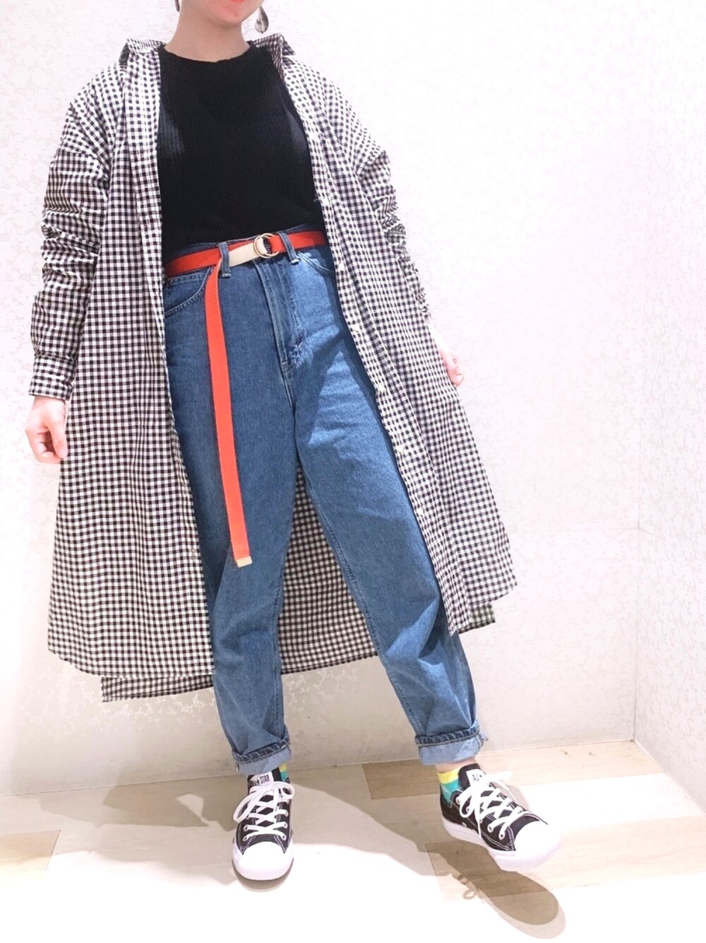 「シンプルコーデ、春コーデ、カジュアル、ギンガムチェック、チェック、シャツワンピ、デニム、スニーカー」｜「earth music&ecologyの・リブハイネックプルオーバー（ニット/セーター、ブラック系）」を使った、ぴよさん（レディース・155cm）の冬コーディネートの1枚目の写真