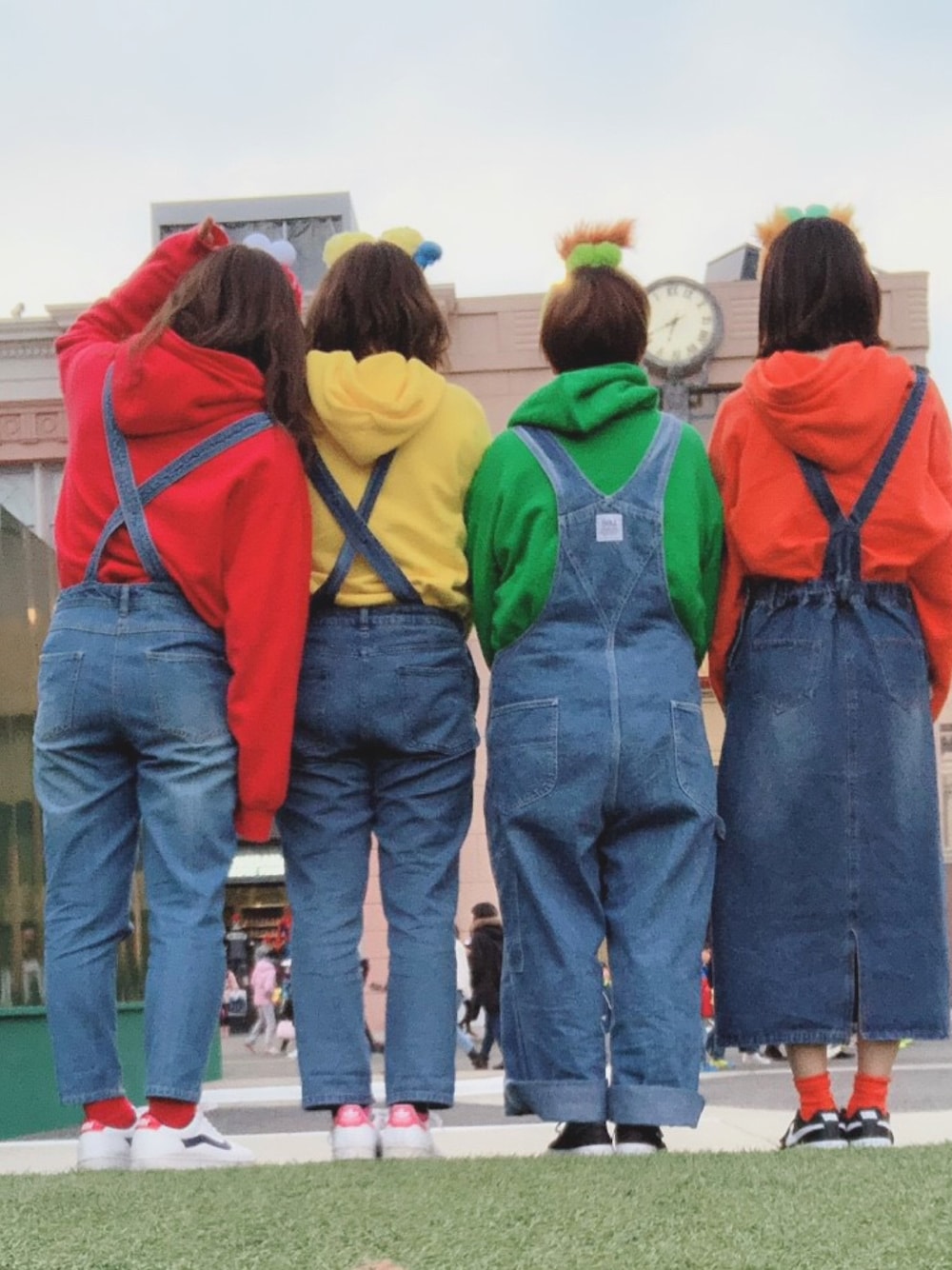 「USJ、ユニバ、おそろいコーデ、卒業旅行、旅行、オーバーオール、デニム、パーカー、スニーカー」｜「LeeのLee リー / OVERALL オーバーオール / LL0255（サロペット/オーバーオール、ブルー系）」を使った、ぴよさん（レディース・155cm）の冬コーディネートの1枚目の写真