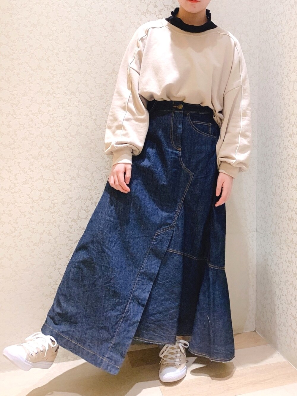 「カジュアル、ベージュコーデ、スウェット、スニーカー、アシンメトリー、デニム、ハイネック、レイヤードスタイル」｜「Green　Parksの・パイピングドルマンウラケプルオーバー（Tシャツ/カットソー、ベージュ系）」を使った、ぴよさん（レディース・155cm）の冬コーディネートの1枚目の写真