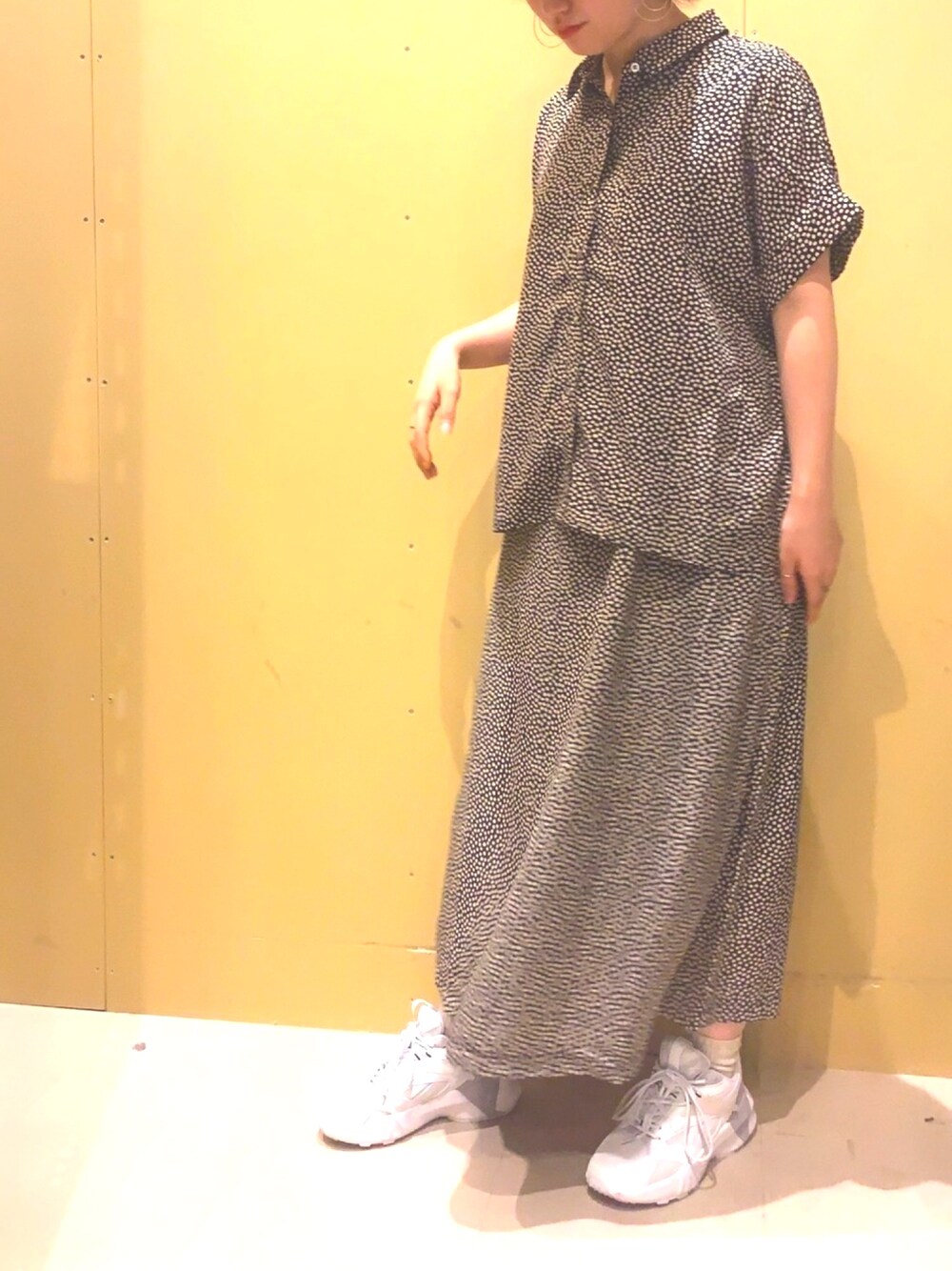 「夏、カジュアル、ラフ、ラクチンコーデ、セットアップ、ワンピース、花柄、ロングスカート、スニーカー、ダッドスニーカー」｜「Sugar spoonの・SUGAR SPOON SET2点小花柄シャツ×スカート（ワンピース、ブラック系）」を使った、ぴよさん（レディース・155cm）の夏コーディネートの1枚目の写真