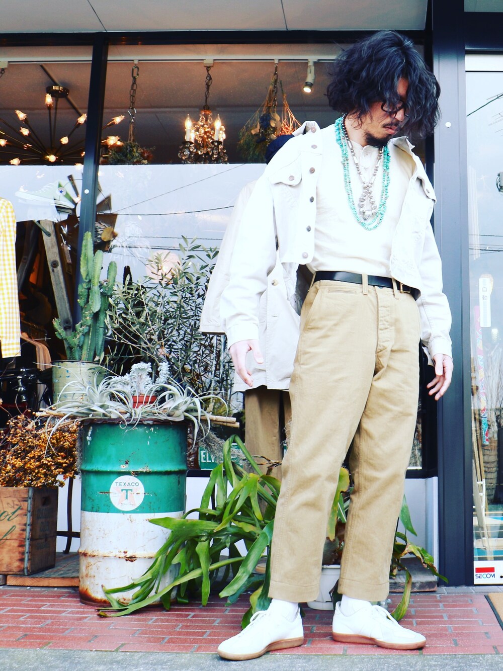 「白、チノパン、ベージュ、アメカジ、大人カジュアル、大人きれいめ、ファッション、ワーク」｜「FREEWHEELERSのアイテム（Tシャツ/カットソー、ホワイト系）」を使った、小手田 晃一さん（メンズ・172cm）の春コーディネートの1枚目の写真
