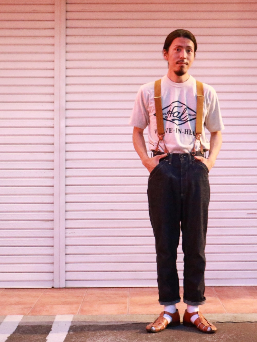 「フリーホイーラーズ、freewheelers、カジュアル、カジュアルコーデ、アメカジ、ワーク、サスペンダー、サスペンダーパンツ、大人カジュアル」｜「FREEWHEELERSのアイテム（Tシャツ/カットソー、ホワイト系）」を使った、小手田 晃一さん（メンズ・172cm）の夏コーディネートの1枚目の写真