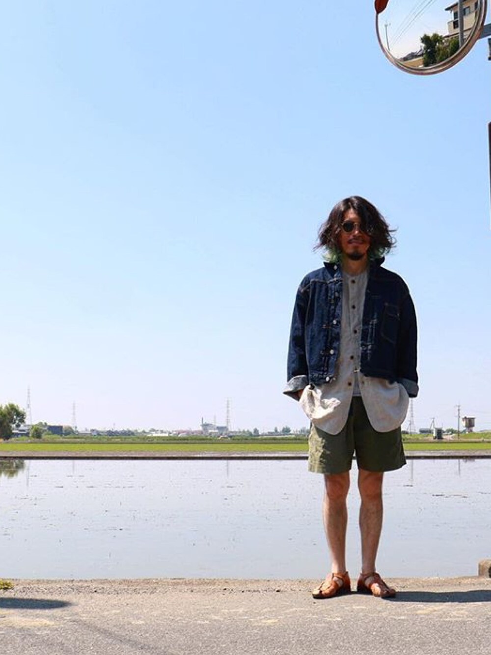 「夏、夏コーデ、ジージャン、カジュアル、大人カジュアル、きれいめカジュアル、アメカジ、ショートパンツ、ショート丈トップス」｜「Ray-Banのアイテム（サングラス、ブラック系）」を使った、小手田 晃一さん（メンズ・172cm）の夏コーディネートの1枚目の写真