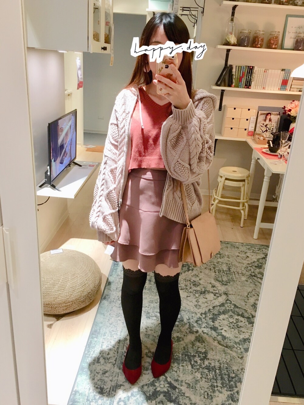 「evelynのアイテム（スカート、パープル系）」を使った、六さん（レディース・165cm）の冬コーディネートの1枚目の写真