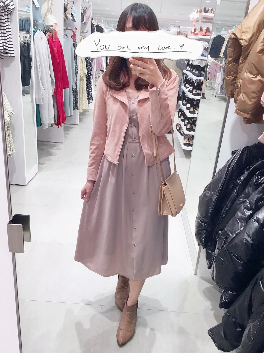 「earth music&ecologyのエンパイアギャザーワンピース ＊（ワンピース、ピンク系）」を使った、六さん（レディース・165cm）の冬コーディネートの1枚目の写真