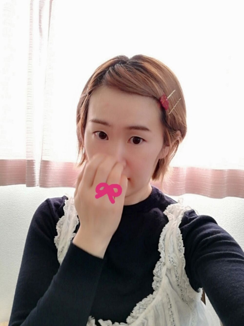 ブルー系のニット/セーター、ホワイト系のキャミソール、ホワイト系のシャツ/ブラウスを着用したレディースの秋コーディネートの1枚目の写真