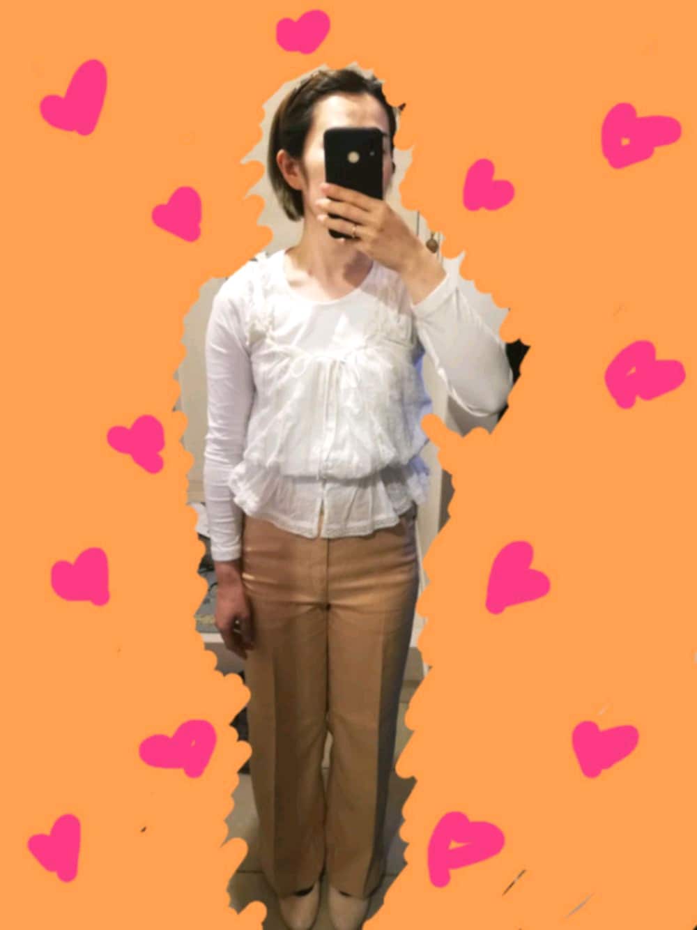 ホワイト系のシャツ/ブラウス、オレンジ系のその他パンツ、ピンク系のバレエシューズを着用したレディースの春コーディネートの1枚目の写真