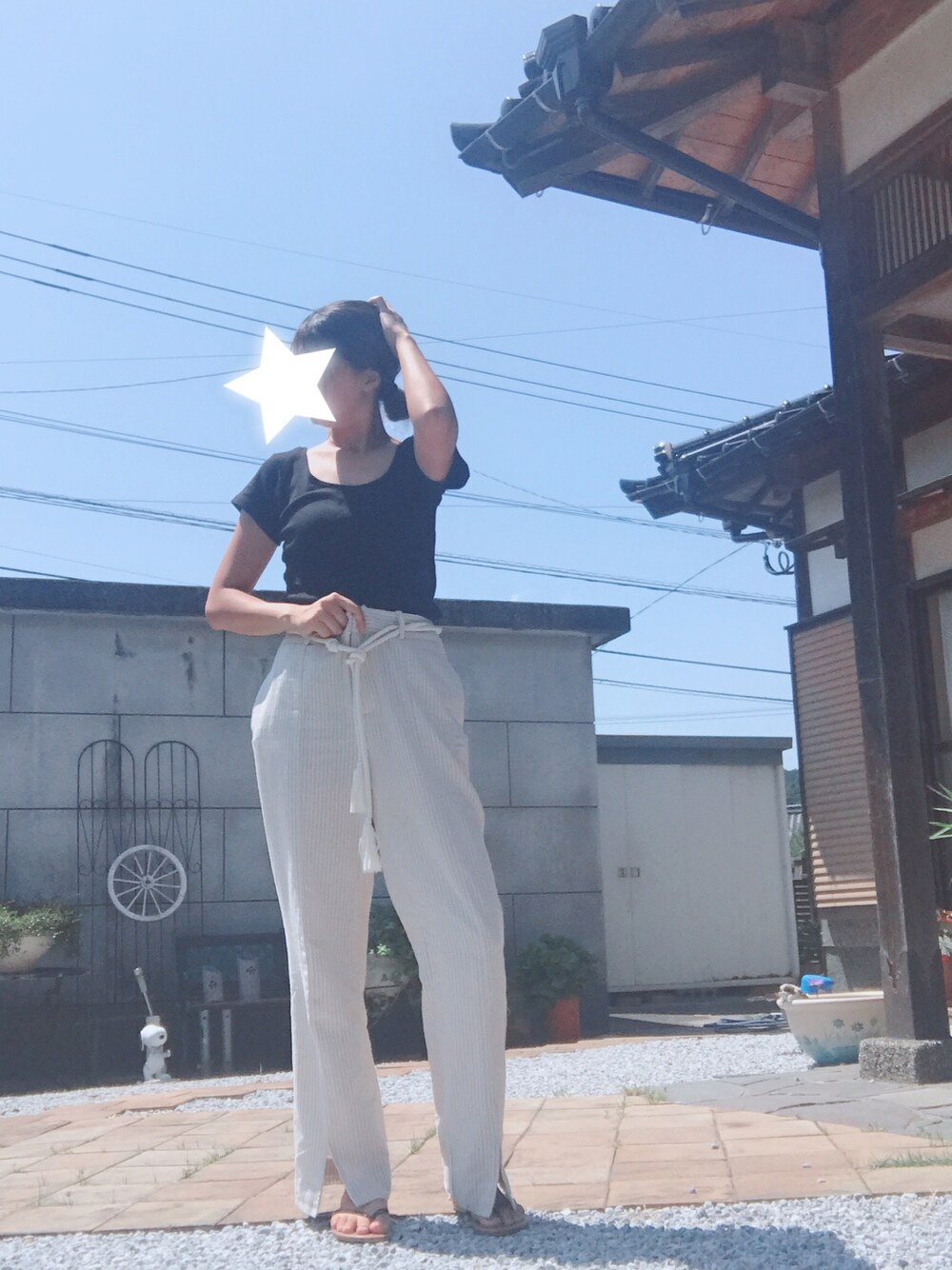 「夏コーデ、パンツスタイル、ラフ、大人コーデ、お洒落さんとつながりたい、カジュアルコーデ、ベージュ、ZARA、シンプル」｜「MOUSSYのSCOOP NECK TEE（Tシャツ/カットソー、ブラック系）」を使った、Erieさん（レディース・170cm）の夏コーディネートの1枚目の写真