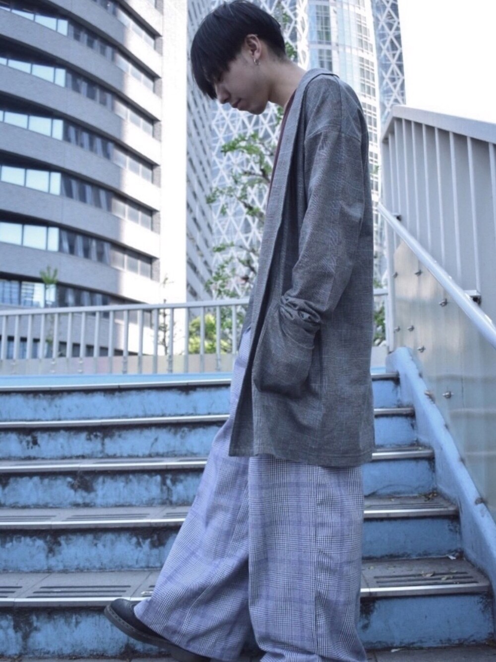 「男性がレディースを着てみた、チェック、ジャケット、グレー、グレーコーデ、黒髪、THE SHOP TK、HusHusH、シンプルコーデ、肌ウーノ」｜「THE SHOP TK のアイテム（その他アウター、グレー系）」を使った、ぜろさん（メンズ・165cm）の春コーディネートの1枚目の写真