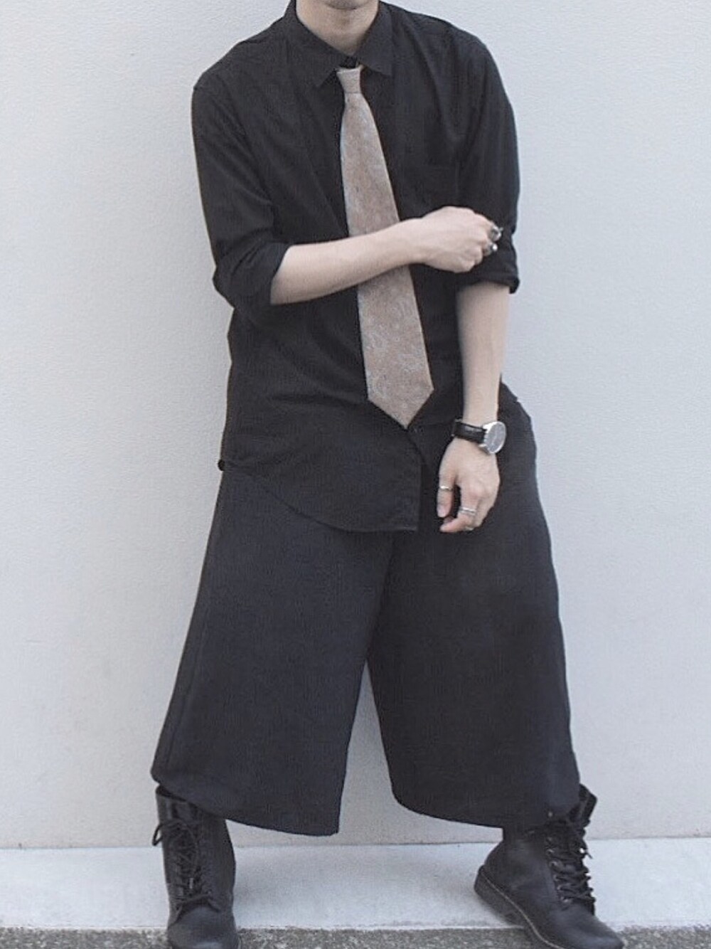 「黒、モード、mode、black、黒コーデ、ネクタイ、シャツスタイル、シャツ、ワイドパンツ、Dr.Martens」｜「UNIQLOのアイテム（シャツ/ブラウス、ブラック系）」を使った、ぜろさん（メンズ・165cm）の夏コーディネートの1枚目の写真