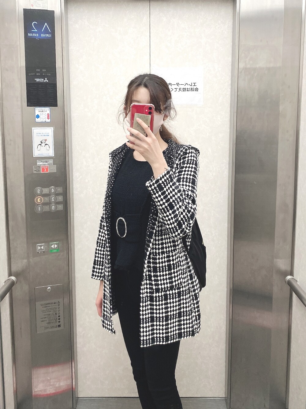 「ZARA、黒、くせ毛、雨の日コーデ、エレベーター、基本自撮り、クオリティ低くてすいません、見てくださった方感謝です」｜「ZARAのアイテム（トップス、ブラック系）」を使った、 malrangさん（レディース・165cm）の秋コーディネートの1枚目の写真