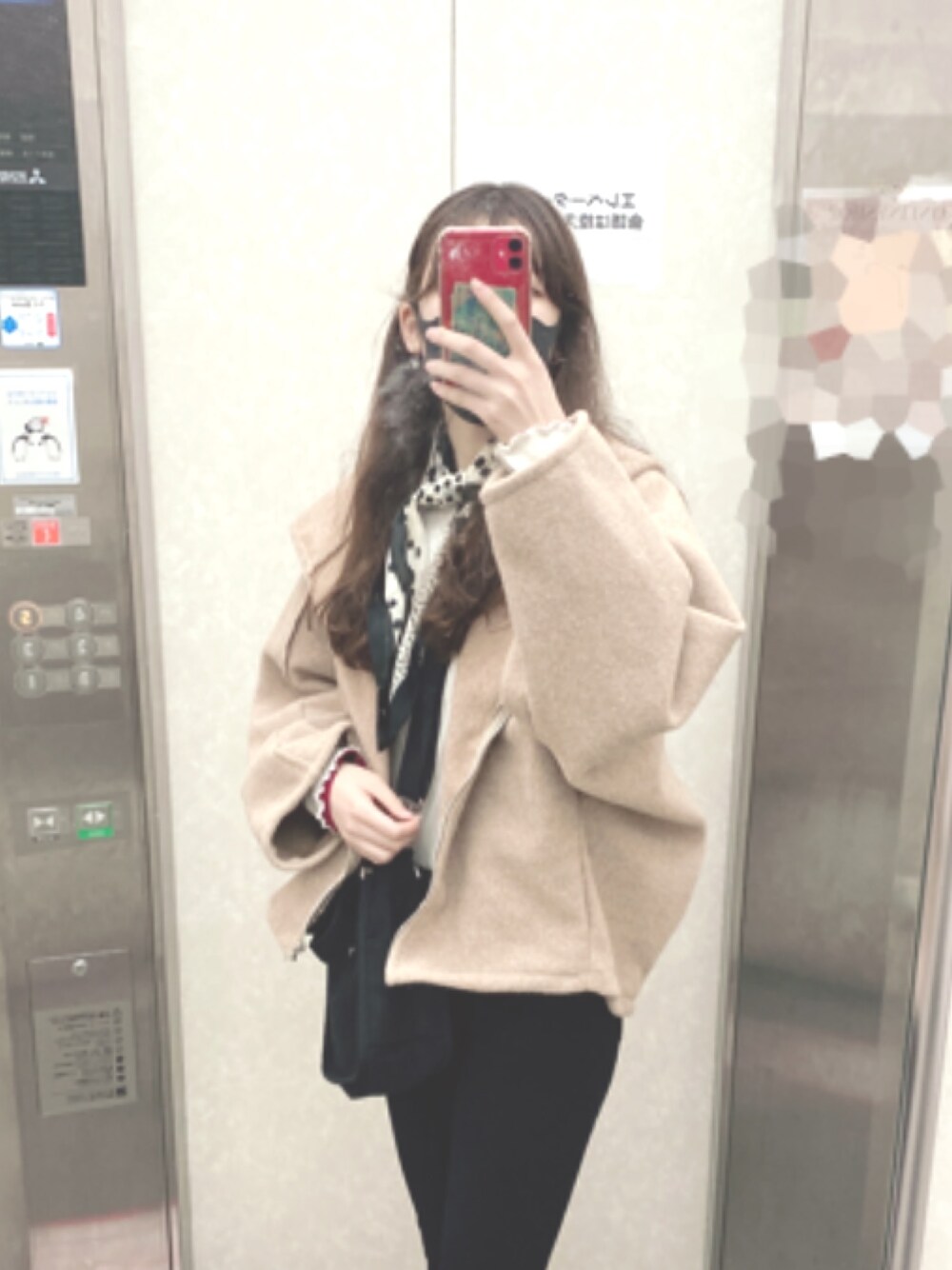 「girl、アウター、ベージュ、スカーフ、白黒、パーカー、GU、earth music&ecology、ZARA」｜「GUのアイテム（パンツ、ブラック系）」を使った、 malrangさん（レディース・165cm）の秋コーディネートの1枚目の写真