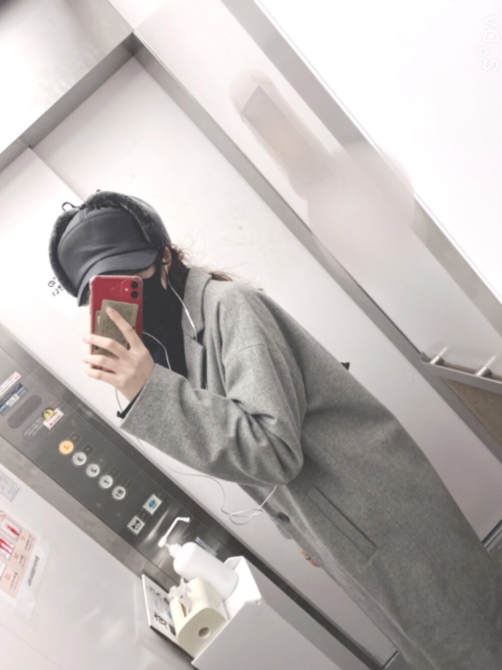 「フライトキャップ、コート、ブラック、グレー、girl、猫背、エレベーター」｜「SHOCKのアイテム（帽子、ブラック系）」を使った、 malrangさん（レディース・165cm）の冬コーディネートの1枚目の写真