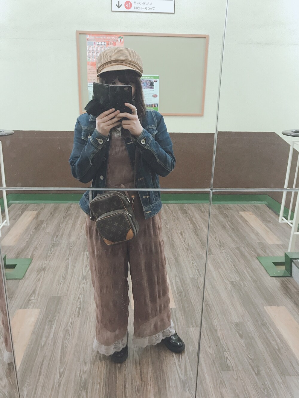 「one after another NICE CLAUPのヴィンテージ風サロペット（サロペット/オーバーオール、ブラウン系）」を使った、あやのさん（レディース・158cm）の春コーディネートの1枚目の写真