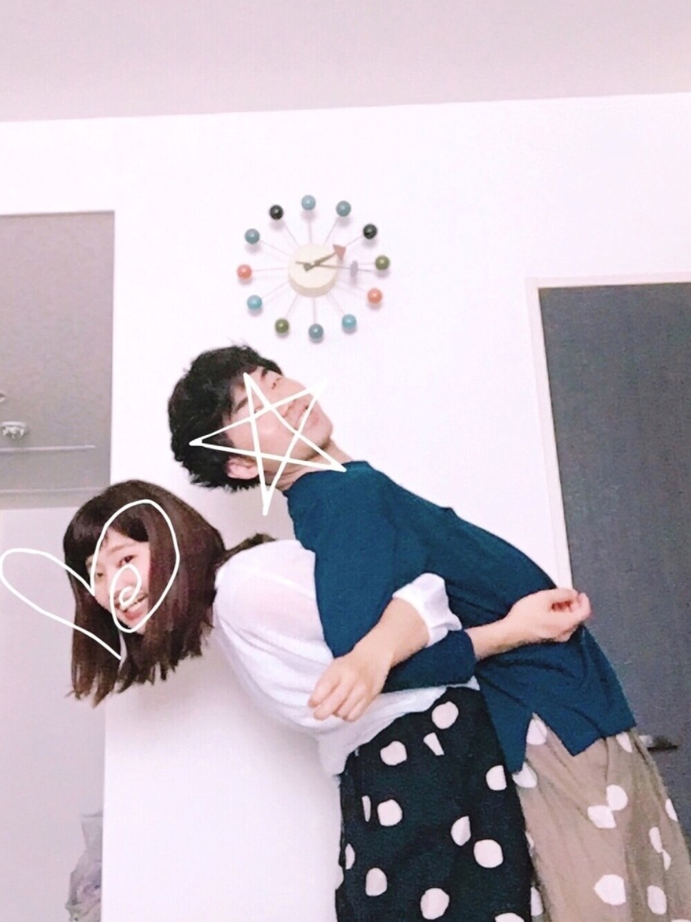 ブルー系のTシャツ/カットソー、ホワイト系のシャツ/ブラウス、ベージュ系のその他パンツを着用したレディースの夏コーディネートの1枚目の写真