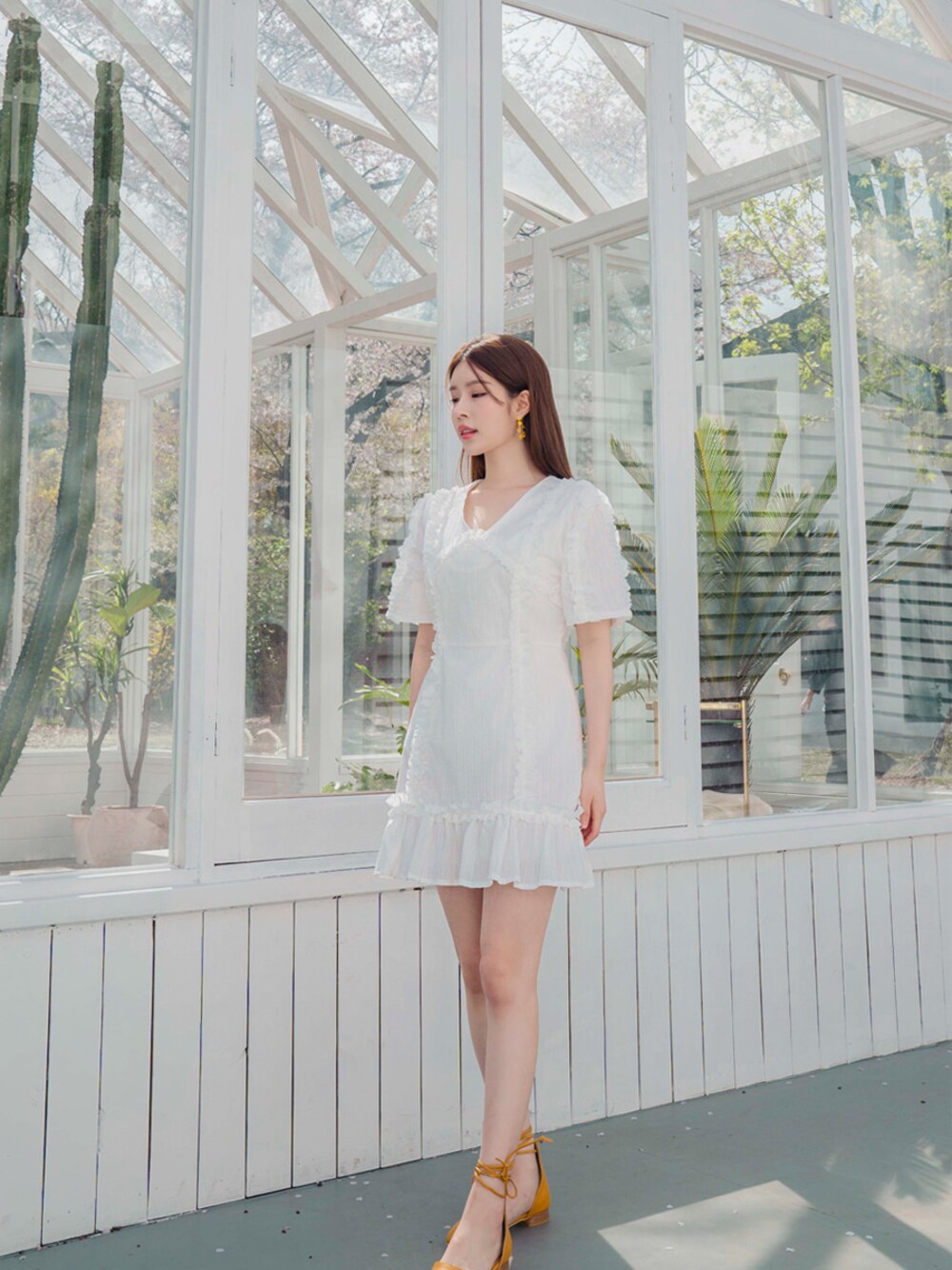 「ホワイト、フリル、デート、プチプラ、ootd、セーラーカラー、オルチャンファッション、韓国ファッション、おしゃれさんと繋がりたい、クロードマノン」｜「三角カラーフリルコットンワンピ（ワンピース、ホワイト系）」を使った、chlodmanonさん（レディース・161cm）の春コーディネートの1枚目の写真