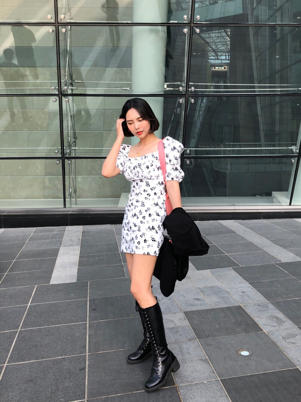 「スクエアネック(ネック)、ワンピース、プチプラ、ootd、オフショルダー、パフスリーブ、オルチャンファッション、韓国ファッション、おしゃれさんと繋がりたい、クロードマノン」｜「パフスリーブフラワーオフショルダーワンピ（ワンピース、ホワイト系）」を使った、chlodmanonさん（レディース・168cm）の春コーディネートの1枚目の写真