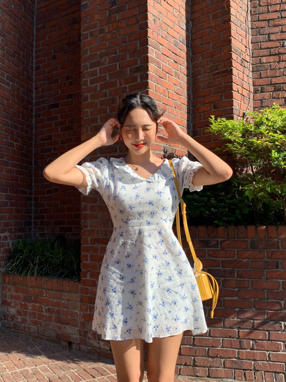 「ワンピース、フリル、ガーリー、ootd、小花柄、パフスリーブ、オルチャンファッション、韓国ファッション、おしゃれさんと繋がりたい、クロードマノン」｜「小花柄パフスリーブミニワンピース（ワンピース、ホワイト系）」を使った、chlodmanonさん（レディース・168cm）の春コーディネートの1枚目の写真