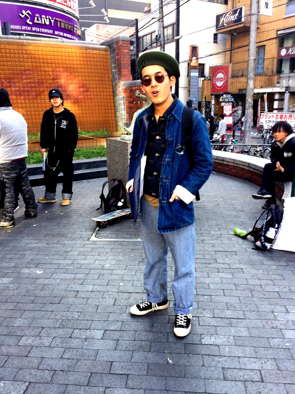 「ワーク、visvim、デニム、ストライプ、バックパック、カバーオール、ベレー帽、サングラス」｜「nanamicaのアイテム（パンツ、ブルー系）」を使った、ASさん（メンズ・170cm）の冬コーディネートの1枚目の写真