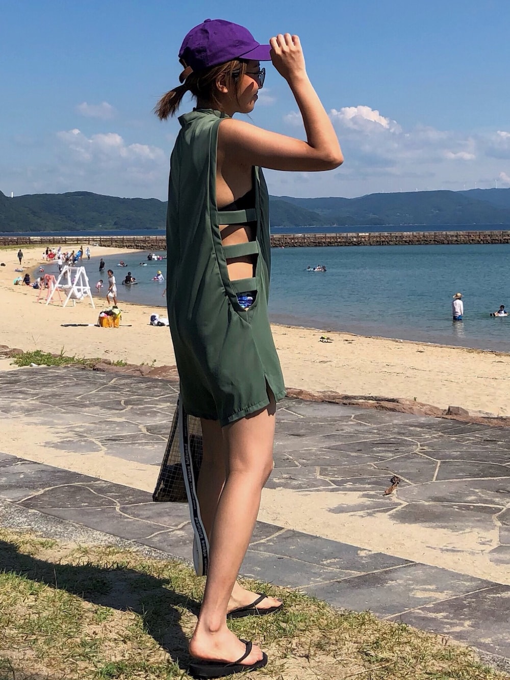 「夏、海、水着、低身長、カジュアル、シンプル、ママコーデ、オールインワン、サロペット、サンダル」｜「GUACAMOLEのGUACAMOLE solid bottle neck all in one（水着、グリーン系）」を使った、MIHOさん（レディース・152cm）の夏コーディネートの1枚目の写真
