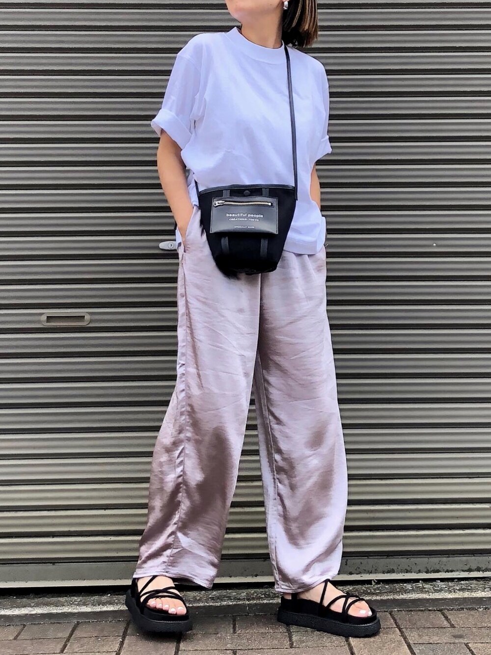 「夏コーデ、ママコーデ、モノトーンコーデ、カジュアル、シンプル、ラフ、低身長、Tシャツ、サンダル、ootd」｜「UNIQLOのコットンリラックスボクシーT（半袖）（Tシャツ/カットソー、ホワイト系）」を使った、MIHOさん（レディース・152cm）の夏コーディネートの1枚目の写真