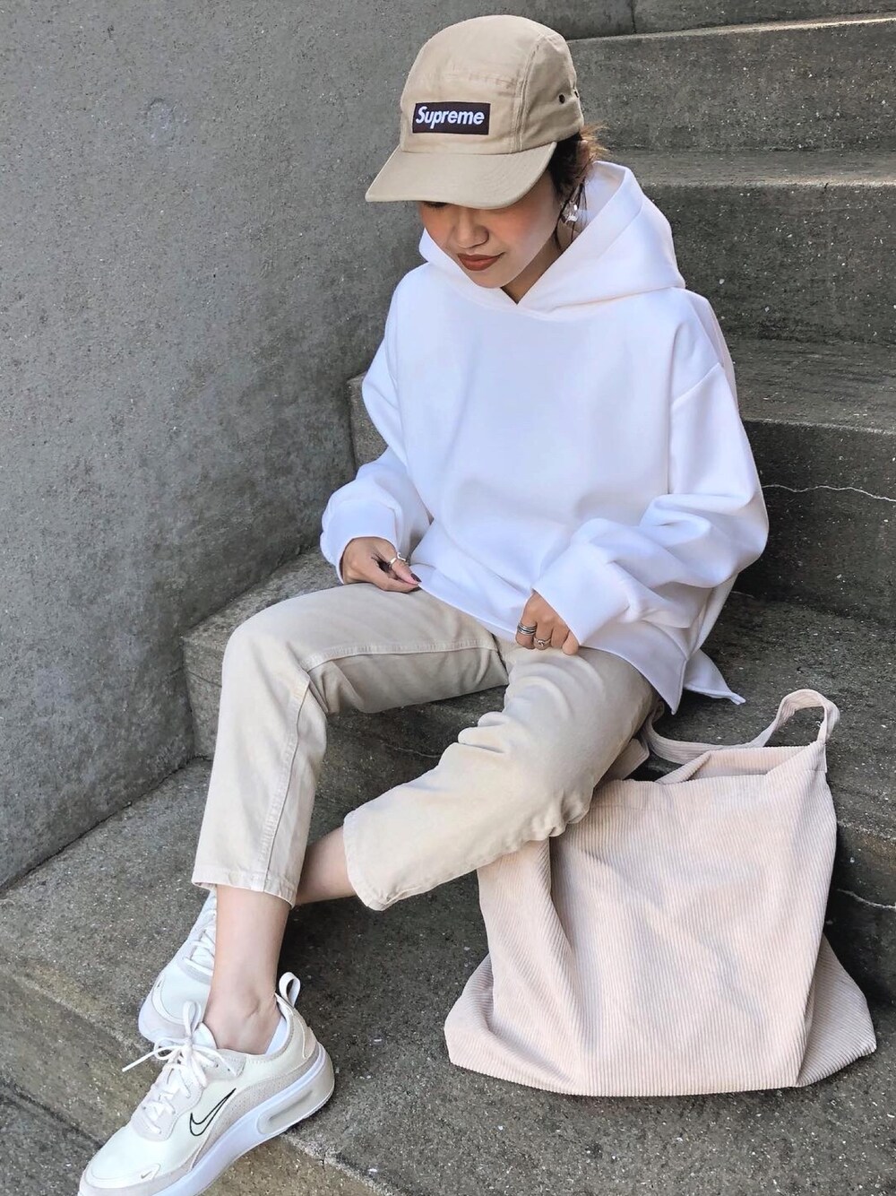 「ワントーンコーデ、ベージュ、ラフコーデ、パーカー、AmbreNeige、supreme、NIKE、NIKE AIR MAX、エアマックス、低身長」｜「Ambre Neigeの【パウダーのようなさらさら感。マシュマロのようなもちもち感。】【洗える】パウダリーパーカー／ダンボールパーカー／WEB/EC限定商品（パーカー、ホワイト系）」を使った、MIHOさん（レディース・152cm）の秋コーディネートの1枚目の写真