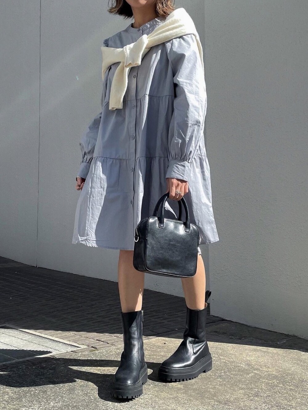 「春コーデ、カジュアルコーデ、きれいめカジュアル、オトナ女子、オトナカジュアル、ママコーデ、低身長コーデ、ティアードワンピース、サックスブルー、bohmal」｜「ZARAのトラックソールレザーアンクルフラットブーツ（ブーツ、ブラック系）」を使った、MIHOさん（レディース・152cm）の冬コーディネートの1枚目の写真