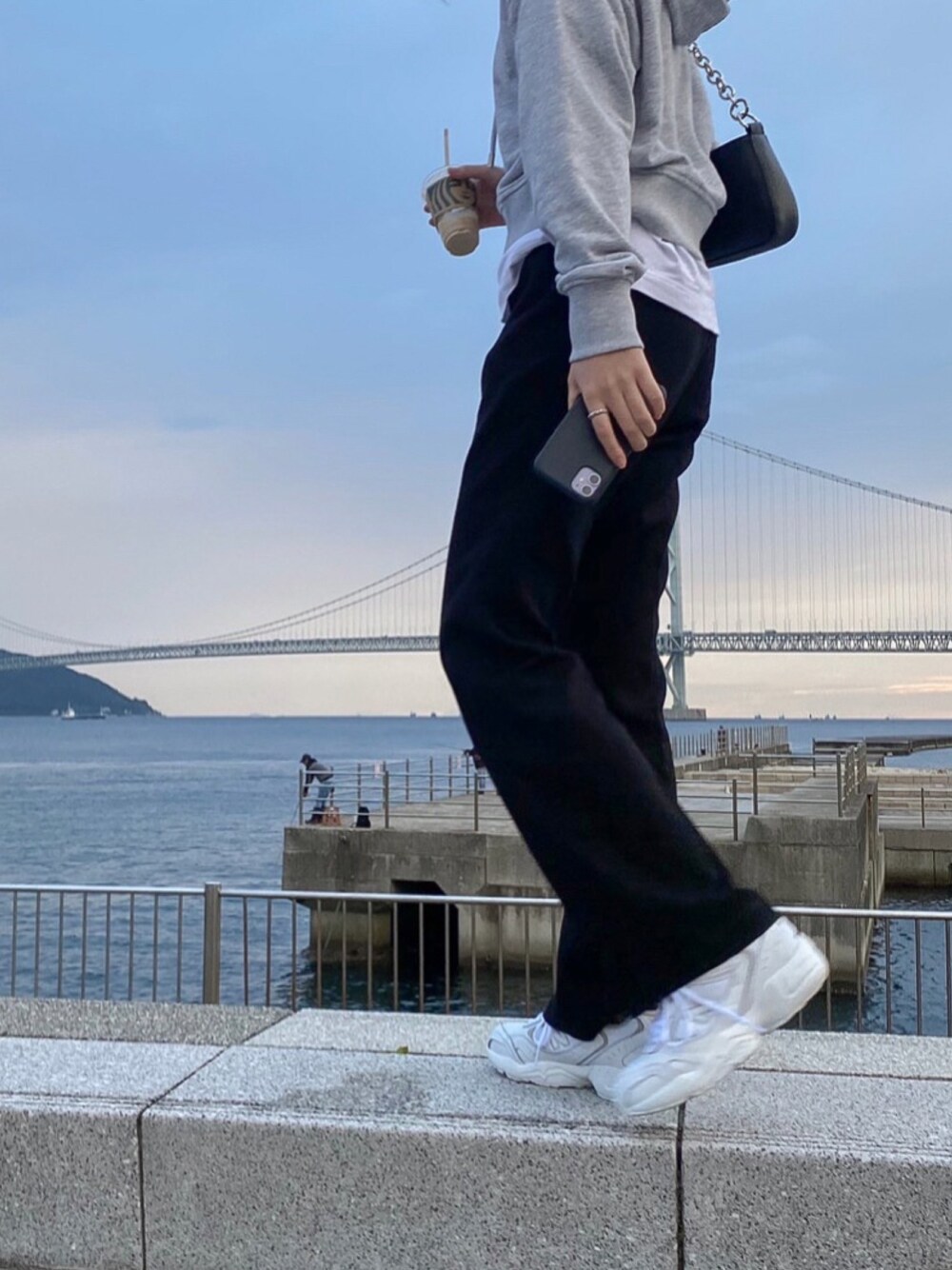 「休日スタイル、シンプルコーデ、ラフコーデ、ショッピング、スラックス、海、プチプラ」｜「black upのアイテム（スラックス、ブラック系）」を使った、yuaさん（レディース・160cm）の秋コーディネートの1枚目の写真