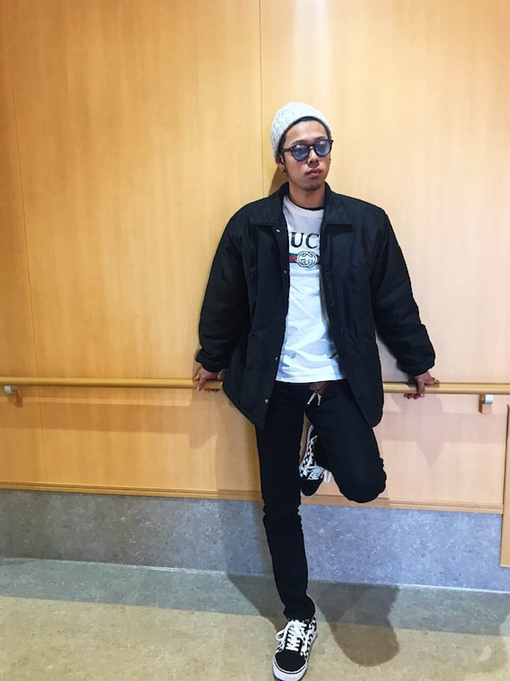 「GUCCIのアイテム（Tシャツ/カットソー、ホワイト系）」を使った、®さん（メンズ・173cm）の冬コーディネートの1枚目の写真