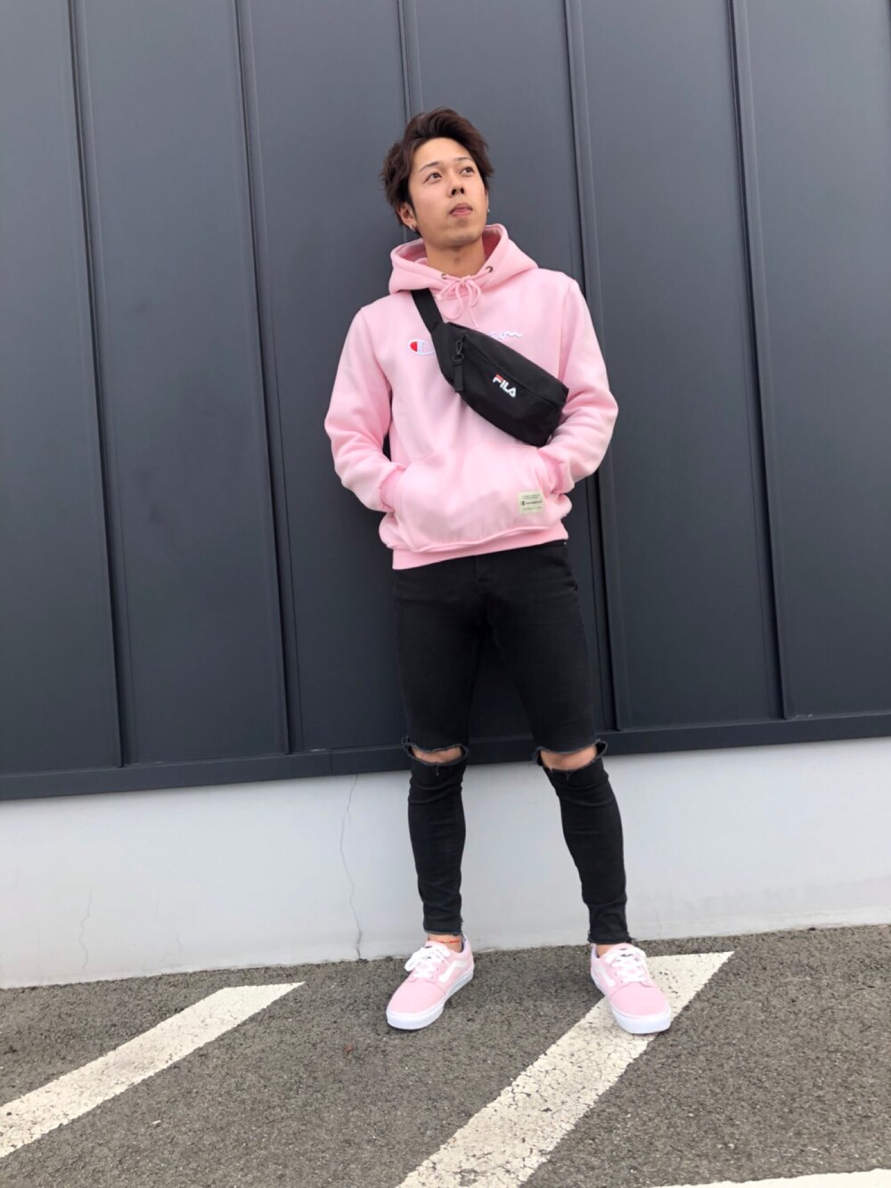 「GUのアイテム（デニムパンツ、ブラック系）」を使った、®さん（メンズ・173cm）の春コーディネートの1枚目の写真
