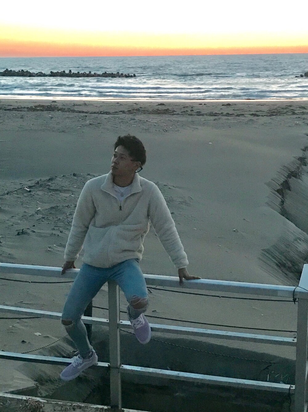 「SEA、sunset」｜「GUのアイテム（その他トップス、ベージュ系）」を使った、®さん（メンズ・173cm）の春コーディネートの1枚目の写真