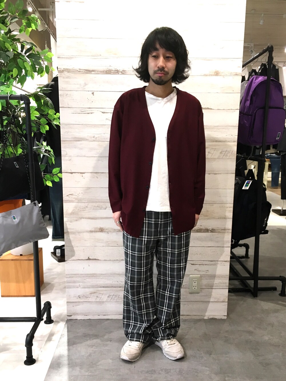 「今日のコーデ、休日スタイル、おしゃれさんと繋がりたい、カーディガン、チェック、スラックス、ワイドパンツ、GRANDGLOBAL、GGD、HVC」｜「GGDのアイテム（カーディガン/ボレロ、レッド系）」を使った、GRAND GLOBAL松本店さん（メンズ・175cm）の冬コーディネートの1枚目の写真