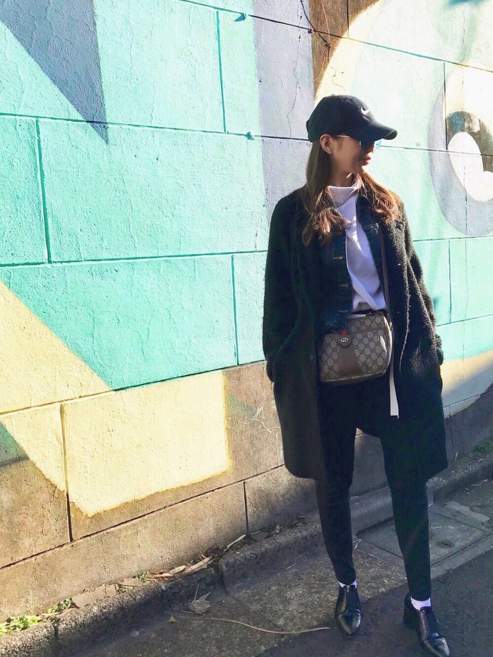 「ナイキキャップ、黒スキニー、ストリート」｜「GUCCIのアイテム（ショルダーバッグ、ベージュ系）」を使った、._____ayaさん（レディース・157cm）の冬コーディネートの1枚目の写真