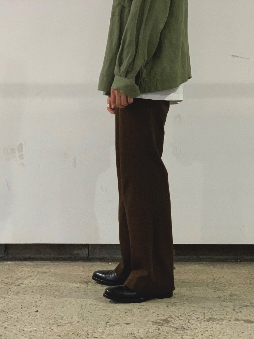 「UNIQLO、秋のコーデ、大人カジュアル、革靴、プチプラ、古着MIX、低身長、JALAN SRIWIJAYA、今日のコーデ、AURALEE」｜「m's braqueのアイテム（ジャケット/アウター、グリーン系）」を使った、モリユウスケさん（メンズ・168cm）の秋コーディネートの1枚目の写真