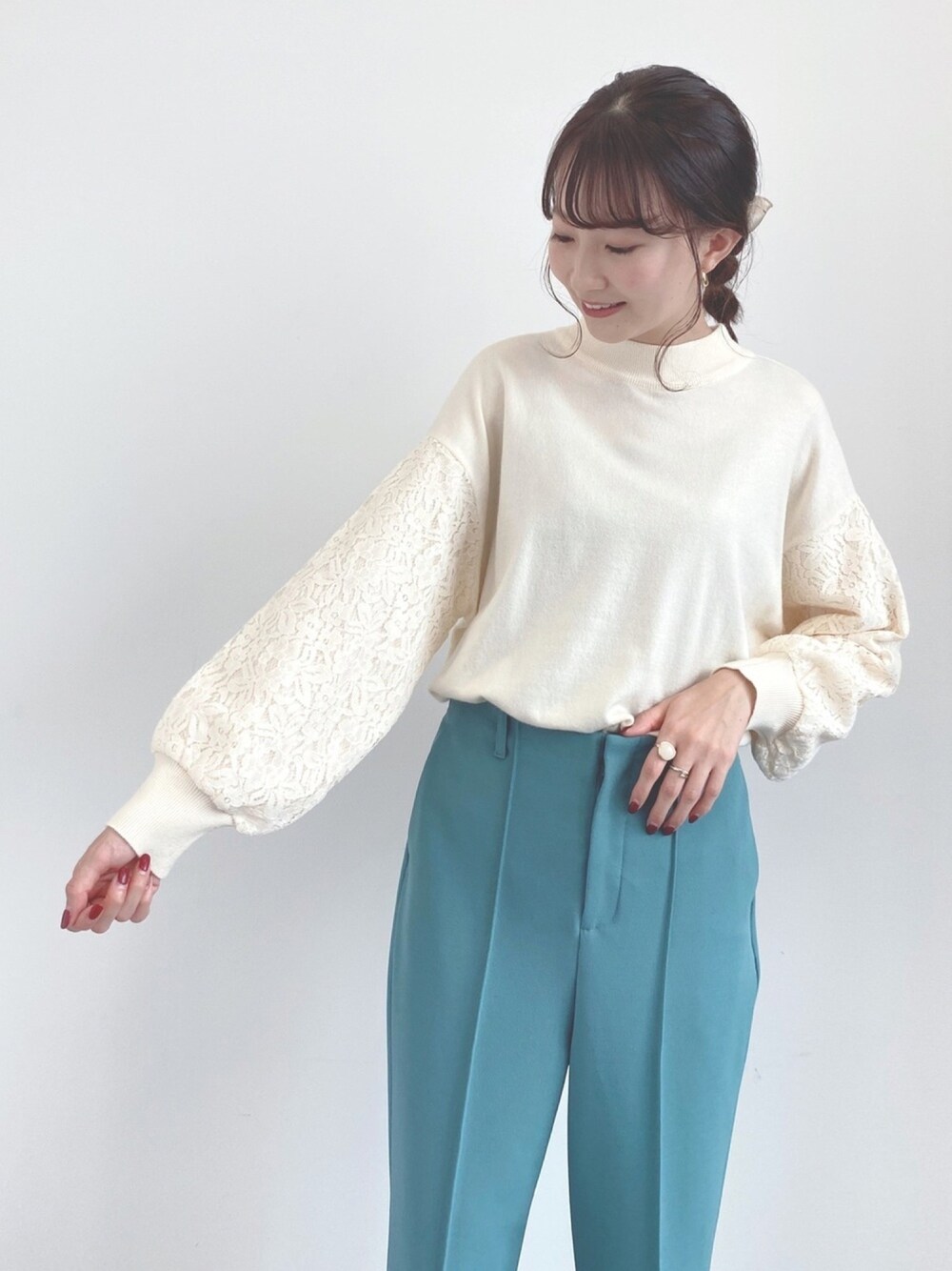 「earth music&ecology、袖レース、ニットコーデ、カラーパンツ、くすみカラー、冬コーデ、きれいめカジュアル、今日のコーデ、袖ボリューム、着回しコーデ」｜「earth music&ecologyのレーススリーブニットプルオーバー　＊（ニット/セーター、ホワイト系）」を使った、このみさん（レディース・164cm）の秋コーディネートの1枚目の写真