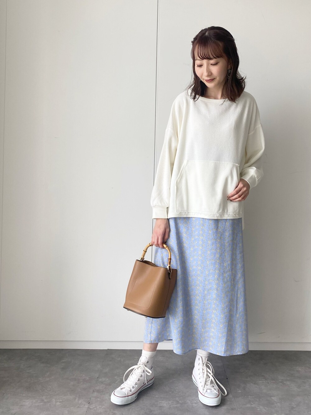 「earth music&ecology、春コーデ、はるコーデ、カジュアルコーデ、プチプラコーデ、着回しコーデ、パステルカラー、ラフコーデ、花柄スカート、2021春新作」｜「❤︎topsあっぷのアイテム（トップス、ホワイト系）」を使った、このみさん（レディース・164cm）の冬コーディネートの1枚目の写真