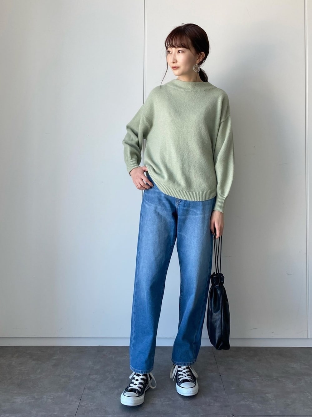 「earth music&ecology、春コーデ、カジュアル、カジュアルコーデ、デニム、デニムパンツ、デニムコーデ、コンバース、ラウンドヘム、プチプラ」｜「❤︎tops あっぷのアイテム（ニット/セーター、グリーン系）」を使った、このみさん（レディース・164cm）の冬コーディネートの1枚目の写真