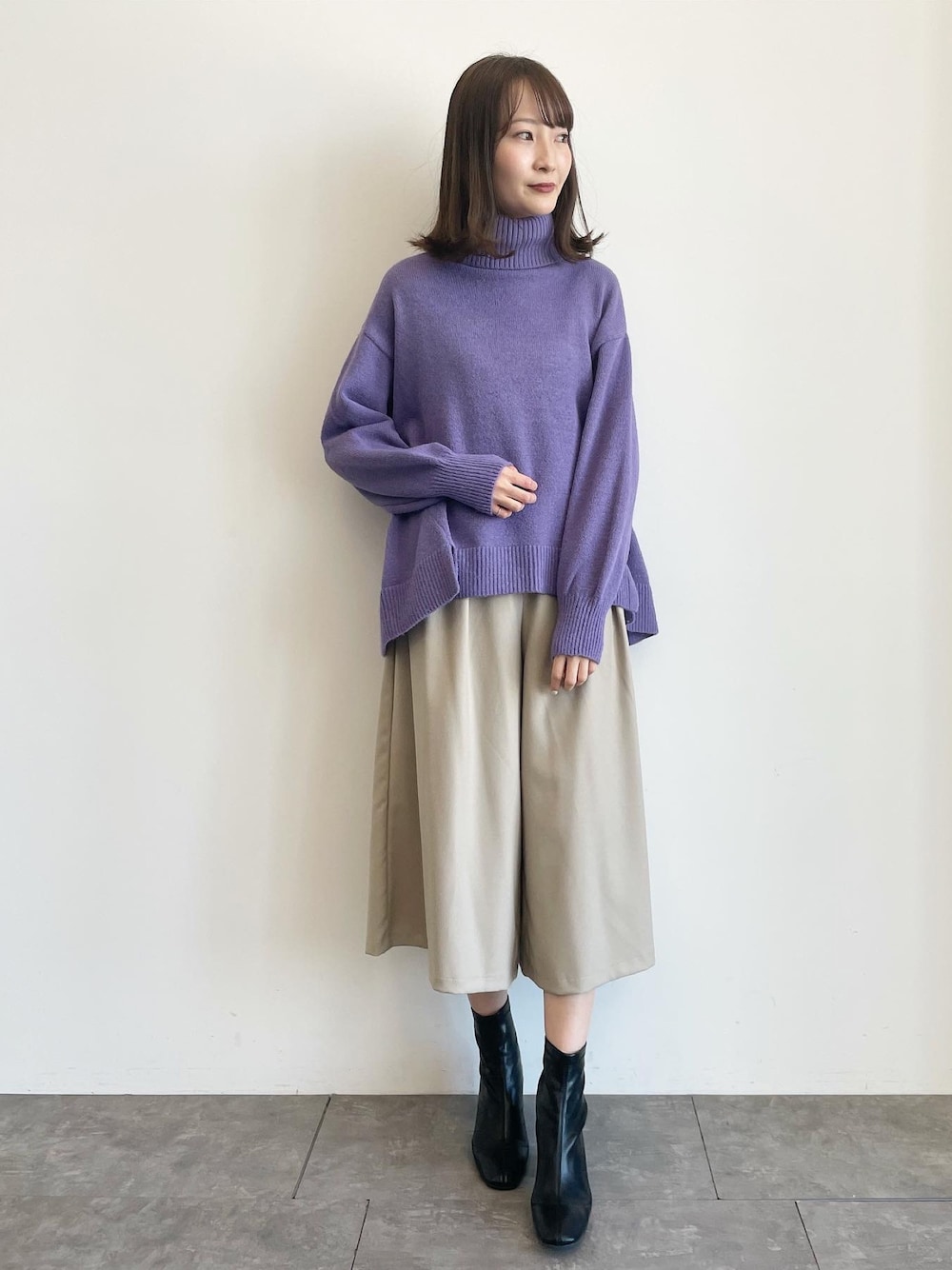 「earth music&ecology、大人カジュアル、着回しコーデ、春コーデ、休日コーデ、タートルネック、キュロット、カジュアルコーデ、プチプラ、プチプラコーデ」｜「earth music&ecologyのスリットヘムタートルニットプルオーバー　＊（ニット/セーター、パープル系）」を使った、このみさん（レディース・164cm）の冬コーディネートの1枚目の写真