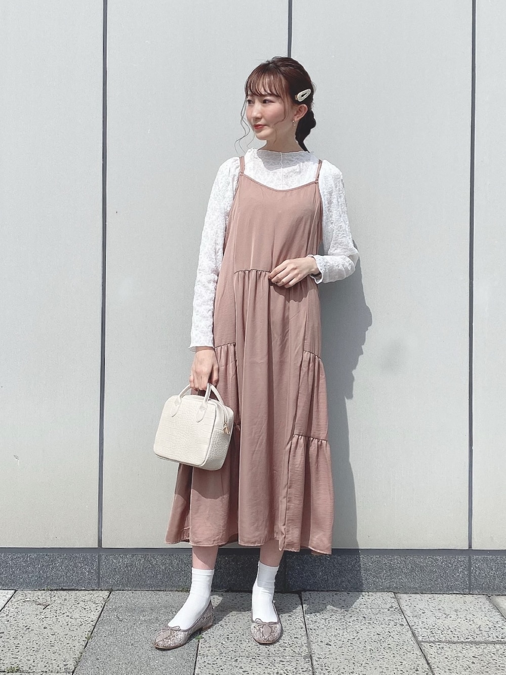 「earth music&ecology、春コーデ、春カラー、春めきシューズ、休日スタイル、今日のコーデ、テラコッタ、スクエアバッグ、バレエシューズ、キャミワンピ」｜「earth music&ecologyのサテンティアードワンピース ＊（ワンピース、ブラウン系）」を使った、このみさん（レディース・164cm）の春コーディネートの1枚目の写真