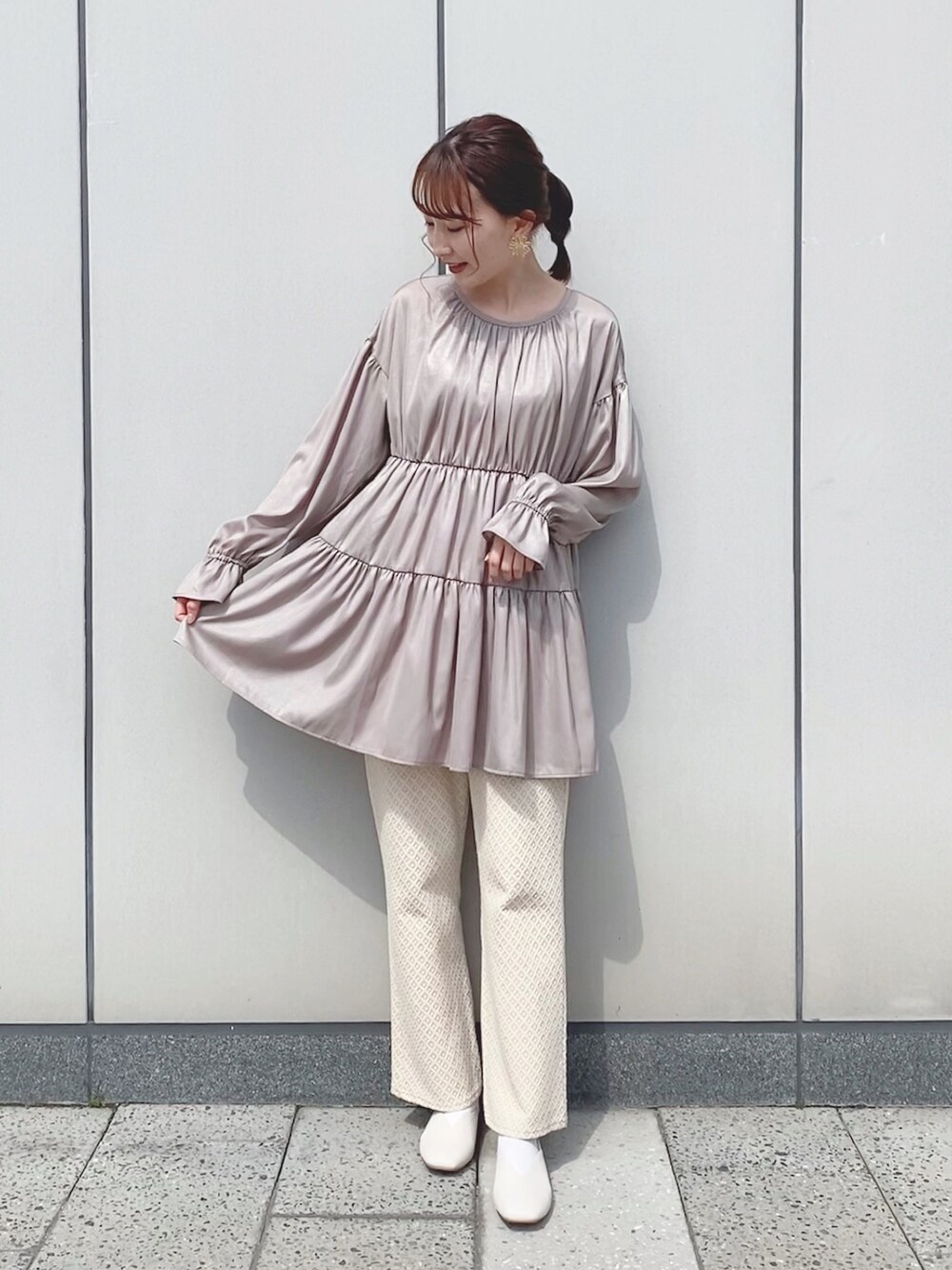 「earth music&ecology、春コーデ、ゆるコーデ、プチプラ、ジャガードパンツ、ティアード、着回しコーデ、バブーシュ、消えそうな色コーデ、ベージュ」｜「earth music&ecologyのティアードチュニックブラウス ＊（Tシャツ/カットソー、ブラウン系）」を使った、このみさん（レディース・164cm）の春コーディネートの1枚目の写真