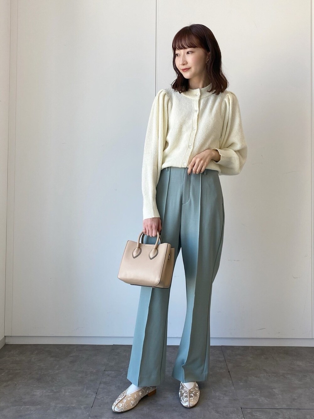 「earth music&ecology、春コーデ、春カラー、春めきシューズ、休日スタイル、カラーパンツ、パンツコーデ、着回しコーデ、プチプラ、ミントグリーン」｜「earth music&ecologyの2WAYニットプルオーバー　＊（ニット/セーター、ホワイト系）」を使った、このみさん（レディース・164cm）の春コーディネートの1枚目の写真