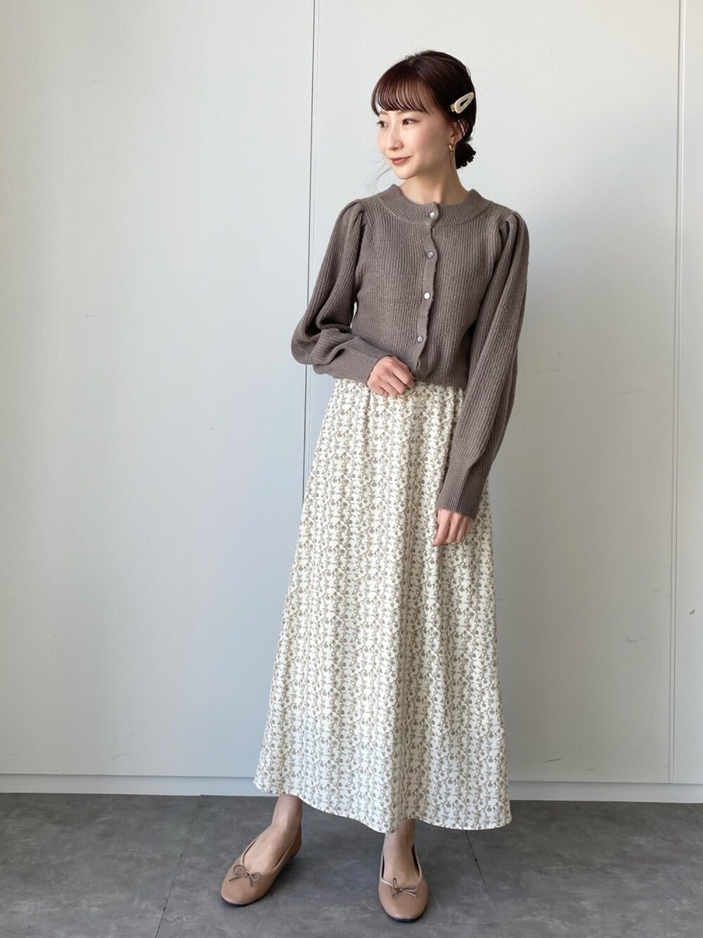 「earth music&ecology、春コーデ、春ニット、花柄スカート、Aライン、ベージュ、ベージュコーデ、着回しコーデ、プチプラ、ワントーンコーデ」｜「earth music&ecologyの2WAYニットプルオーバー　＊（ニット/セーター、ブラウン系）」を使った、このみさん（レディース・164cm）の春コーディネートの1枚目の写真
