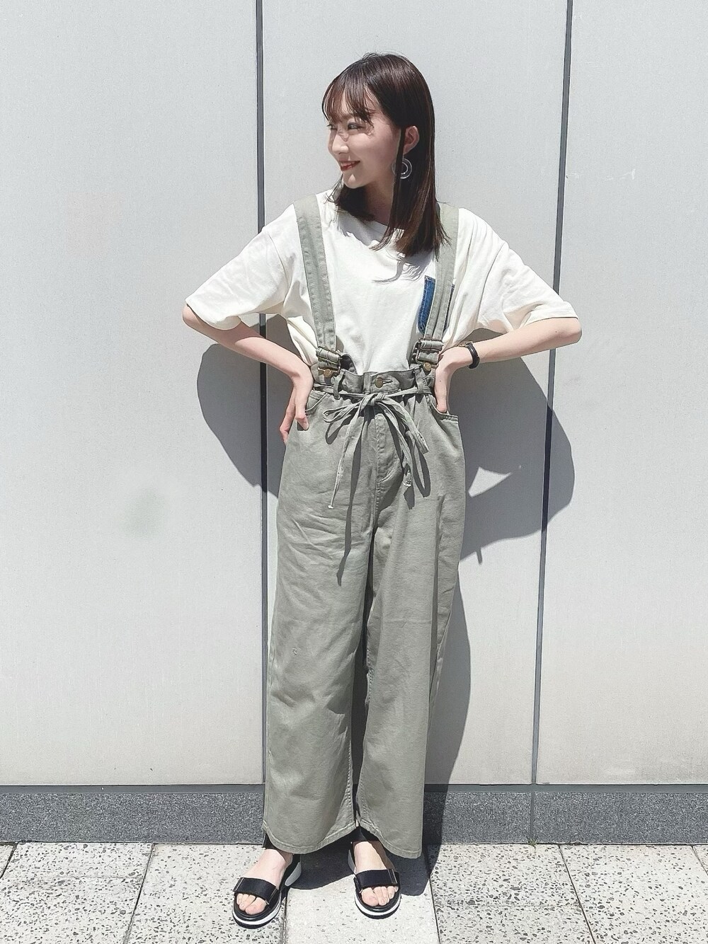 「earth music&ecology、春夏コーデ、LEE、サロペット、デニム、カジュアル、スポーツサンダル、スポーツミックス、Tシャツ、夏だ！Tシャツ着よう！」｜「LeeのLee×earth デニムポケットＴシャツ　＊（Tシャツ/カットソー、ホワイト系）」を使った、このみさん（レディース・164cm）の春コーディネートの1枚目の写真