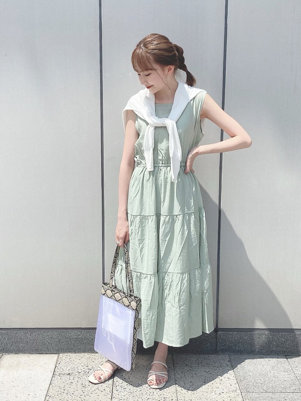 「earth music&ecology、夏コーデ、ワンピース、ミントグリーン、ガーリー、プチプラ、パイソン柄、トートバッグ、プチプラコーデ、ティアードスカート」｜「earth music&ecologyのバックリボンシアーティアードワンピース ＊（ワンピース、グリーン系）」を使った、このみさん（レディース・164cm）の春コーディネートの1枚目の写真
