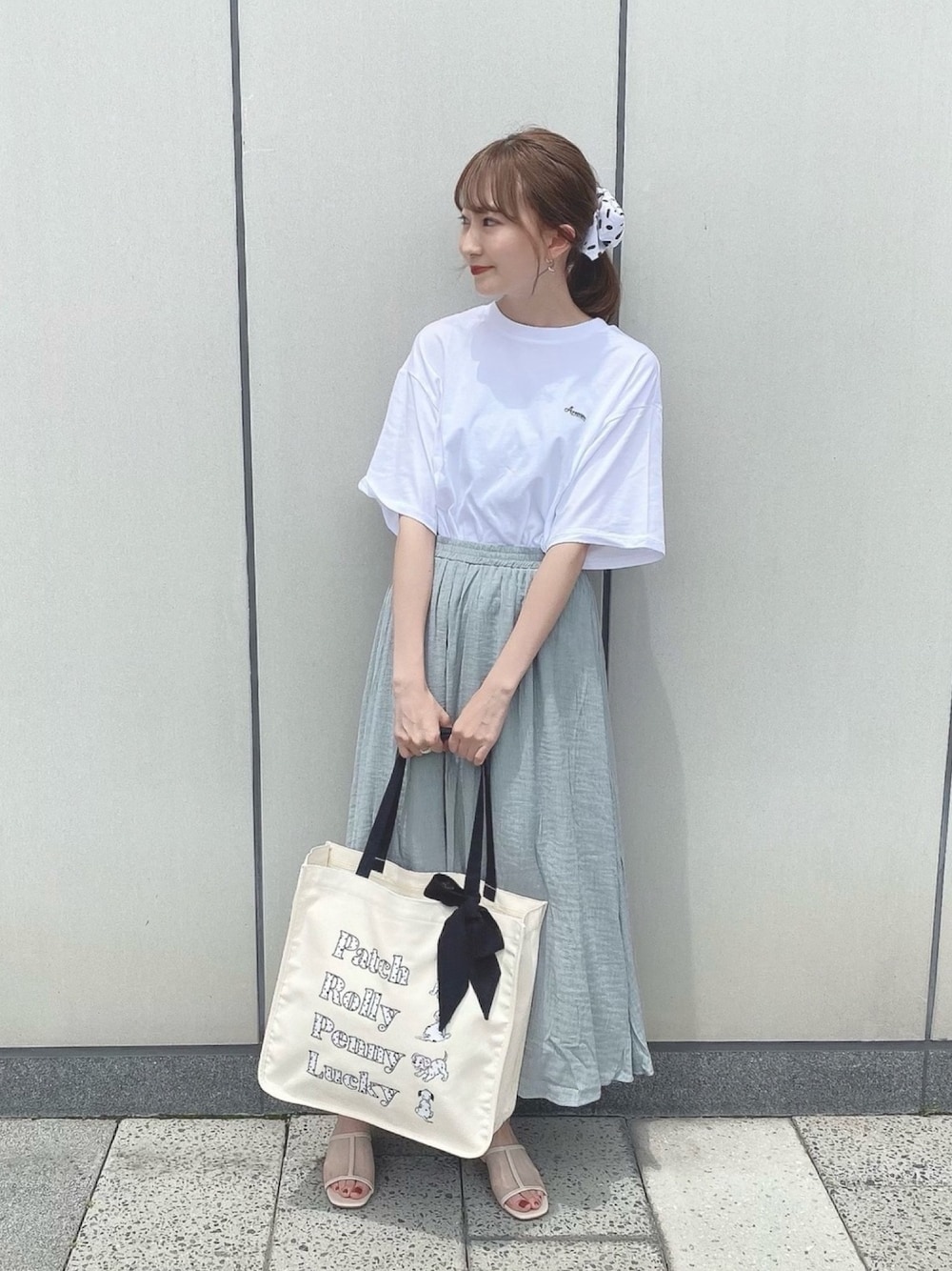 「earth music&ecology、Areeam、ディズニーコーデ、101匹わんちゃん、白Tシャツ、夏コーデ、爽やかコーデ、チュールサンダル、ガーリー、スカート」｜「earth music&ecologyの楊柳シフォンギャザースカート ＊（スカート、ブルー系）」を使った、このみさん（レディース・164cm）の夏コーディネートの1枚目の写真