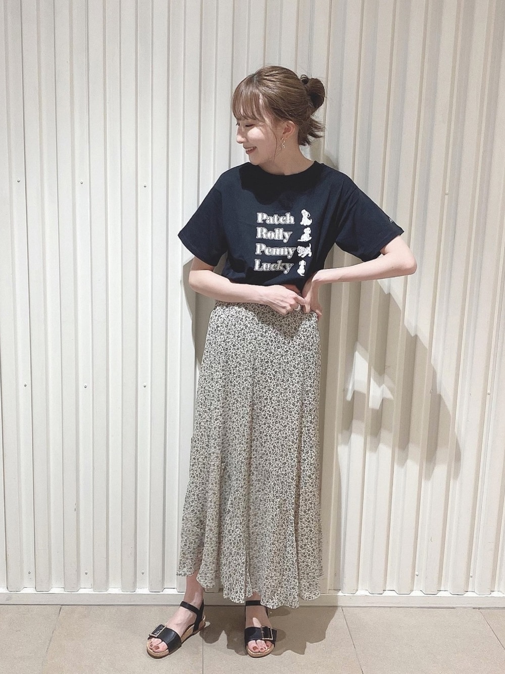 「earth music&ecology、Areeam、ディズニーコーデ、101匹わんちゃん、モノトーン、花柄スカート、サンダル、カジュアル、プチプラ、ロングスカート」｜「earth music&ecologyの切り替えシフォンマーメイドスカート ＊（スカート、ホワイト系）」を使った、このみさん（レディース・164cm）の夏コーディネートの1枚目の写真