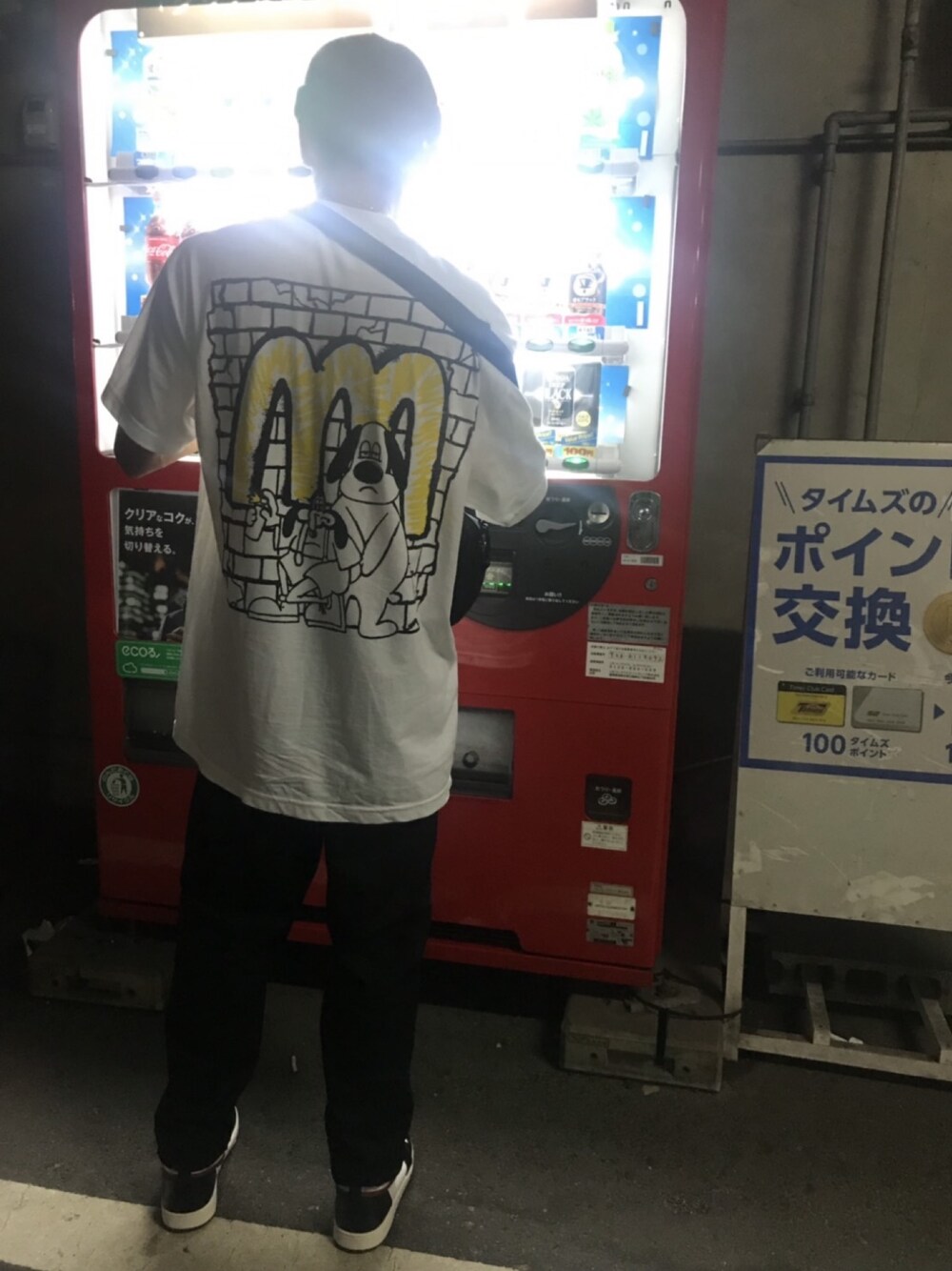 「minnano、AIR JORDAN、NIKE、チノパン、白Tシャツ、夏、ワイドパンツ、シンプル、ラフ」｜「minnanoのアイテム（トップス、ホワイト系）」を使った、takさん（メンズ・174cm）の夏コーディネートの1枚目の写真
