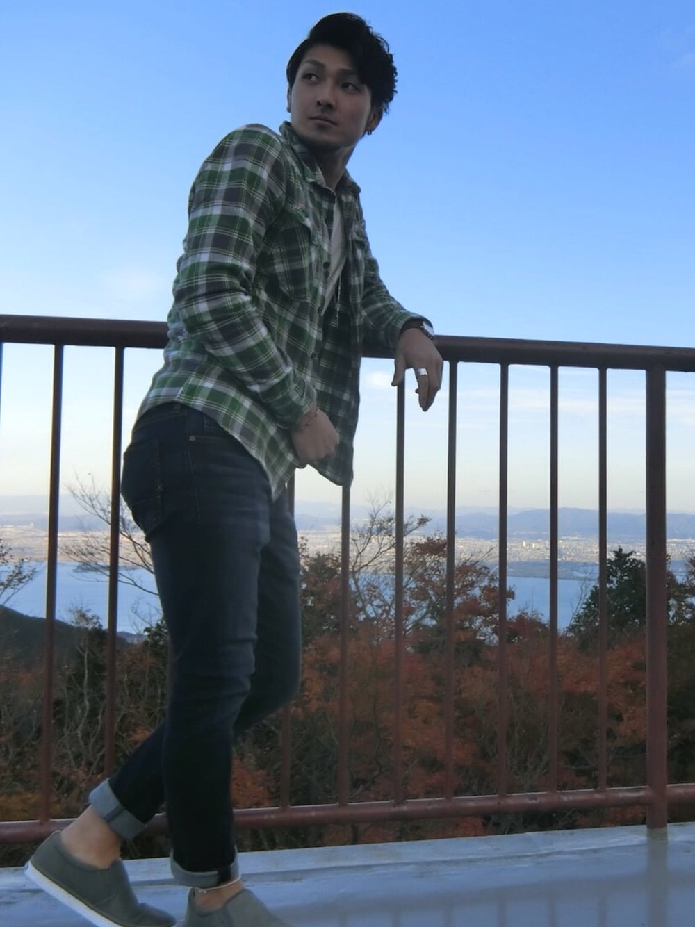 「大人カジュアル、おしゃれさんと繋がりたい、デニムパンツ、カジュアル、秋コーデ、シンプルコーデ、シンプルスタイル、COLE HAAN(COLE HAAN)、Nudie jeans、チェックシャツ」｜「KNOTのアイテム（アナログ腕時計、ホワイト系）」を使った、#Jamilaさん（メンズ・183cm）の秋コーディネートの1枚目の写真