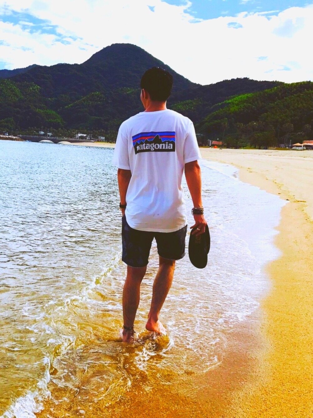 「リゾートスタイル、サンダル、ビックT、シンプルスタイル、夏、短パン」｜「patagoniaのアイテム（Tシャツ/カットソー、ホワイト系）」を使った、yokoshi_dさん（メンズ・176cm）の夏コーディネートの1枚目の写真