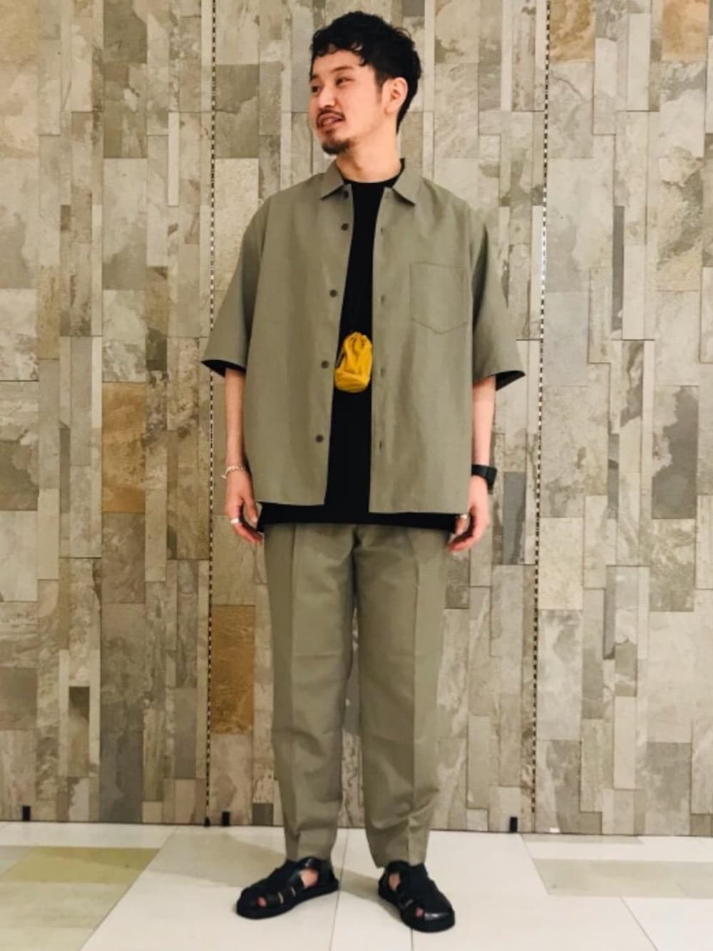 「トレンド、セットアップ、リラックス、シャツ/ブラウス、Tシャツ/カットソー、☆カジュアルセットアップ、☆イージーパンツ」｜「green label relaxingの別注 [ アミットレザーカンパニー ] AMIT LEATHER COMPANY グルカ サンダル（サンダル、ブラック系）」を使った、yokoshi_dさん（メンズ・175cm）の夏コーディネートの1枚目の写真